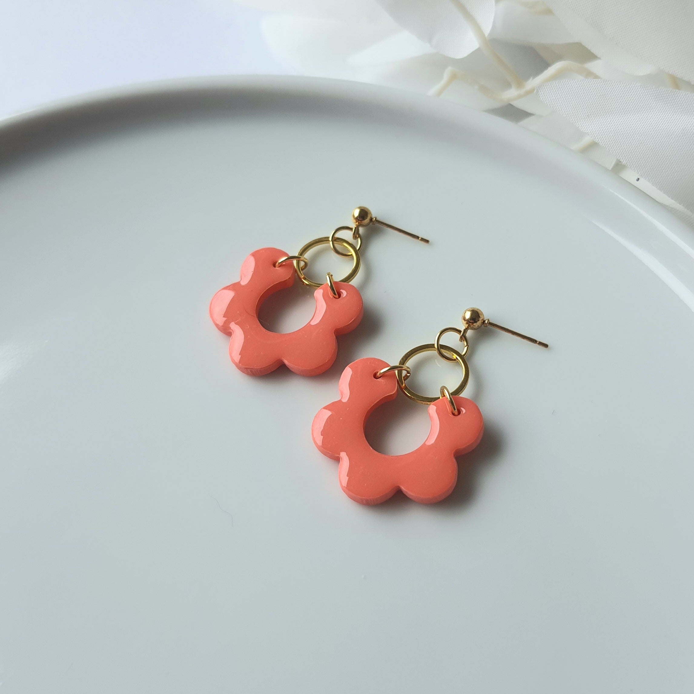 Flamingo daisy dangle earrings