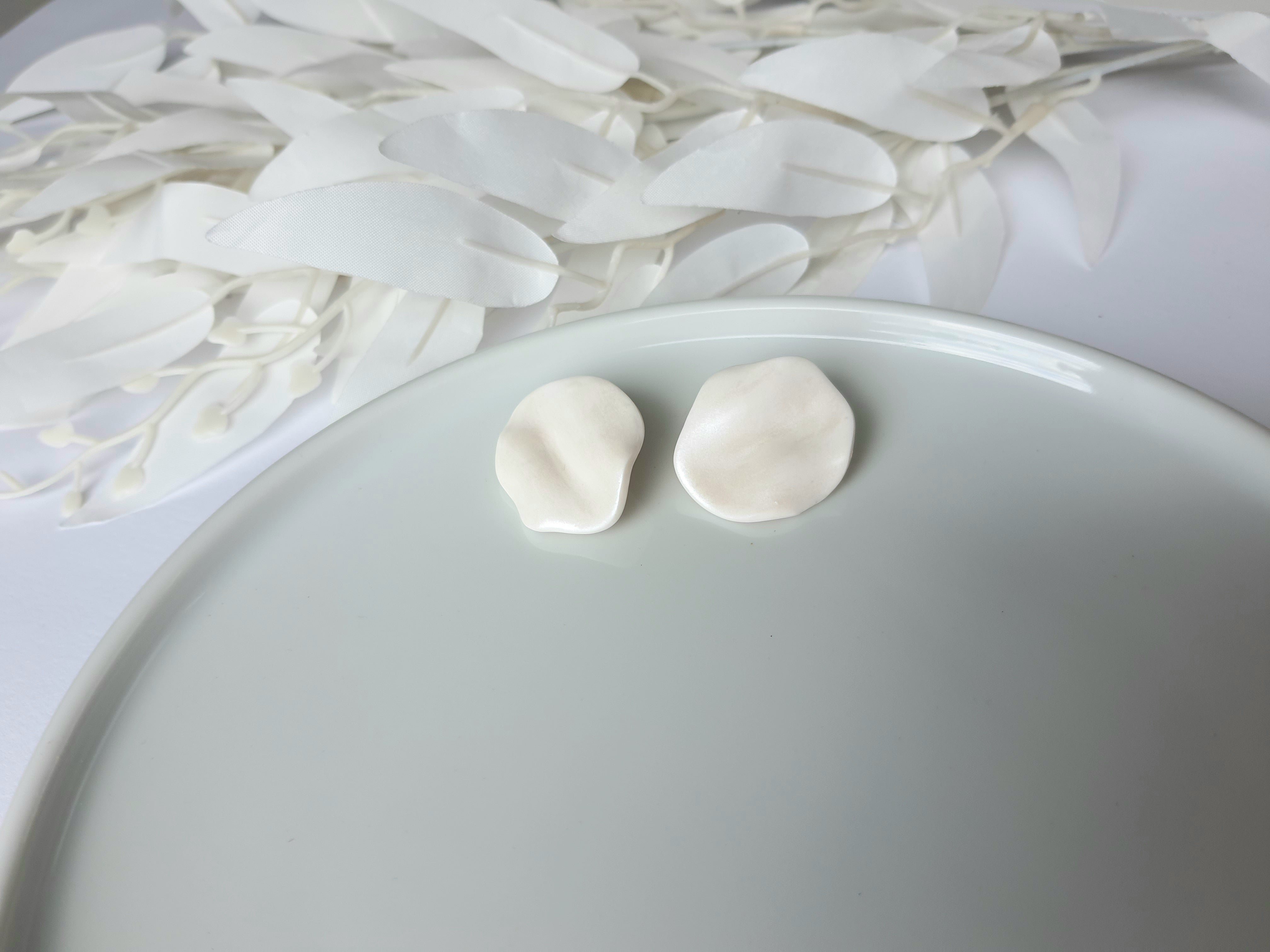 Large stud pearly earrings