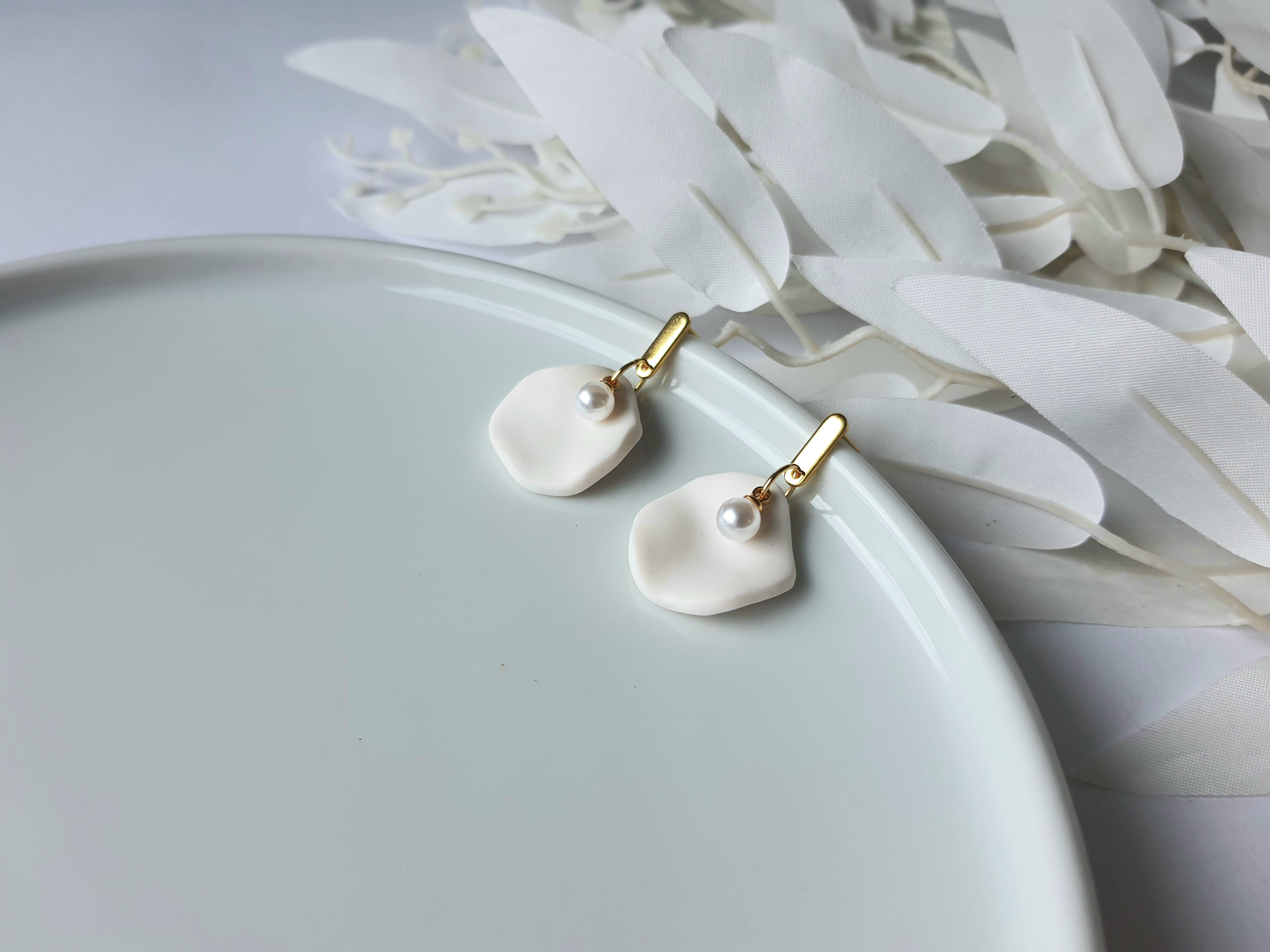 Dangle earrings with pearls