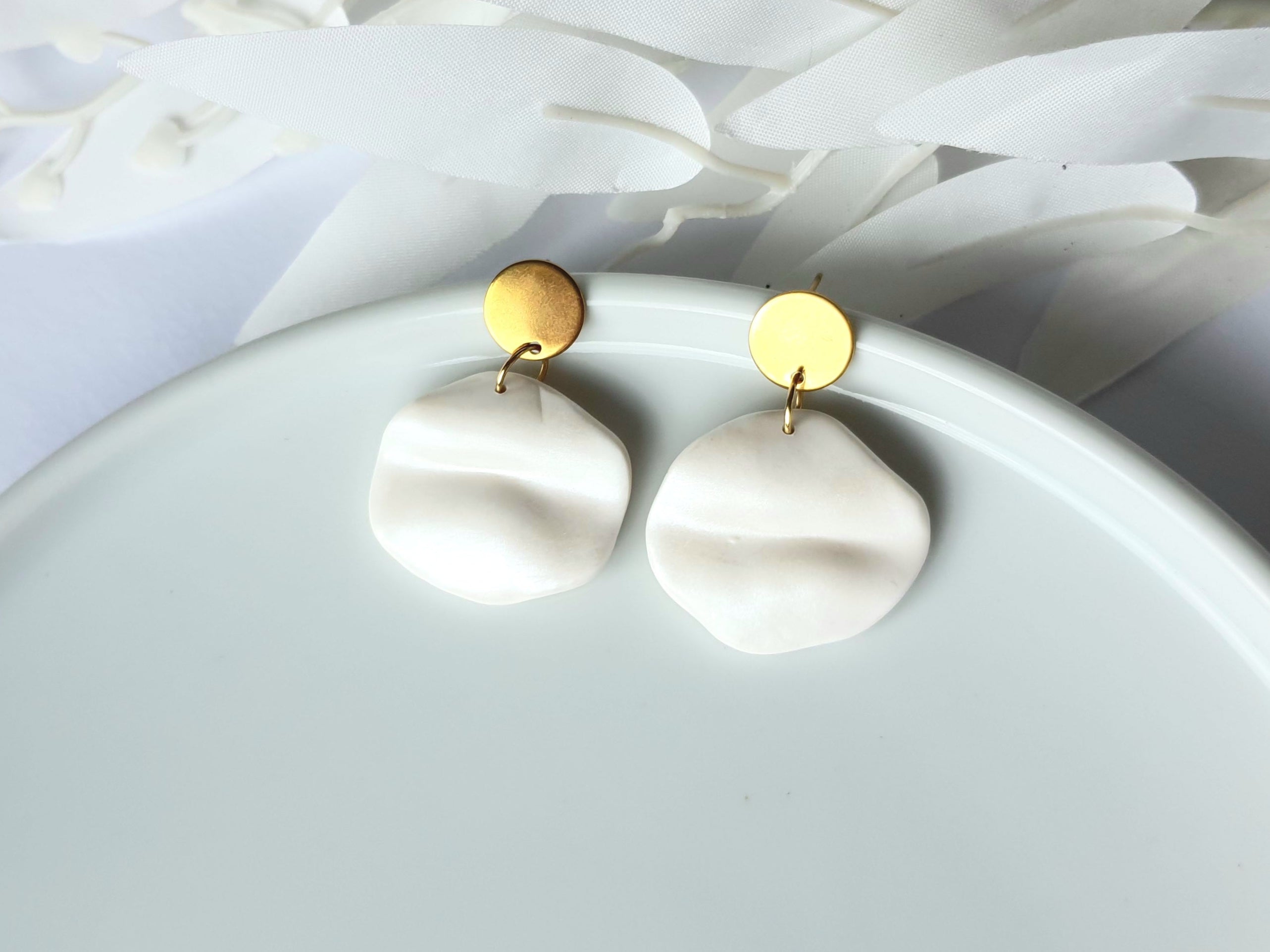 Pearly dangle earrings