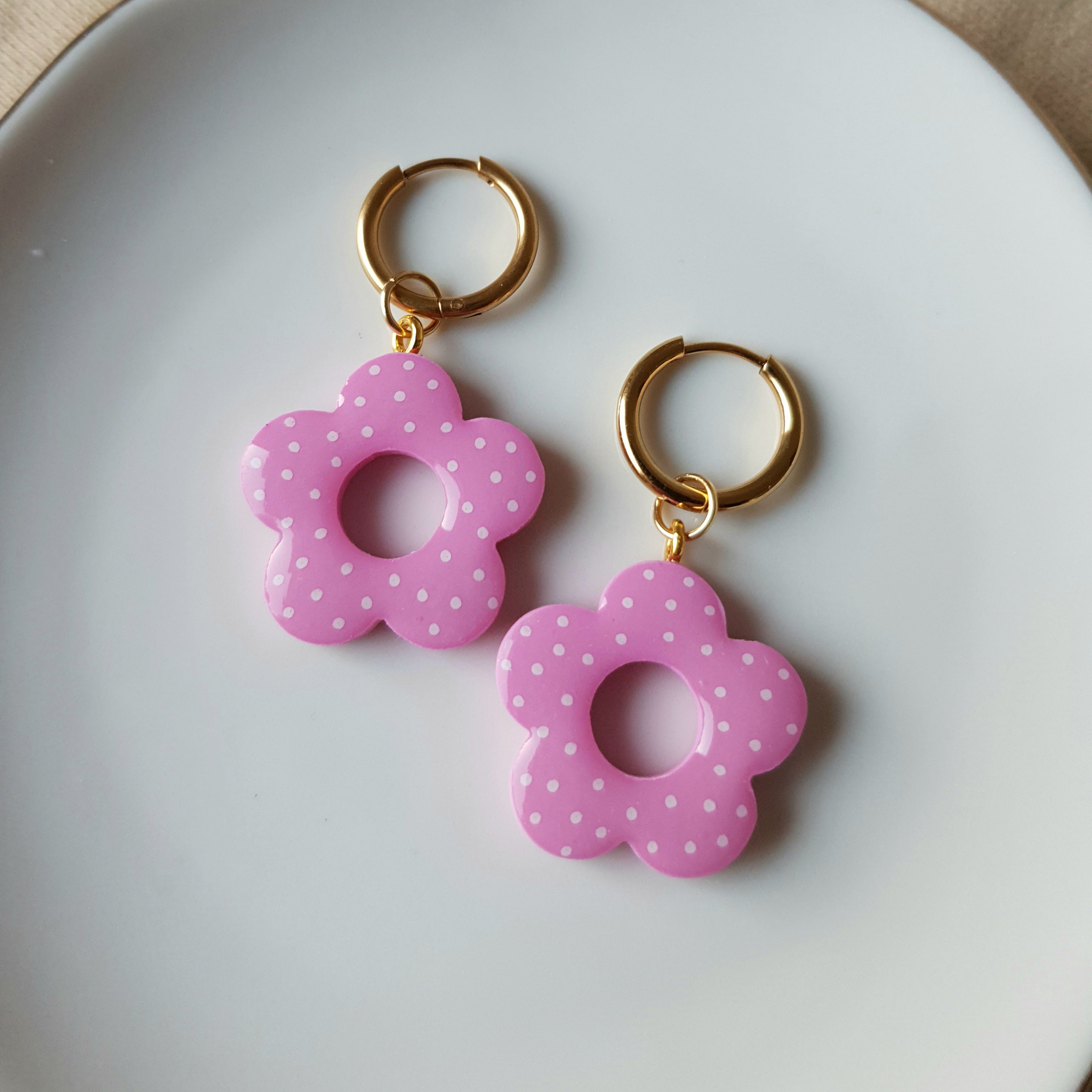 Pink spotted retro daisy earrings