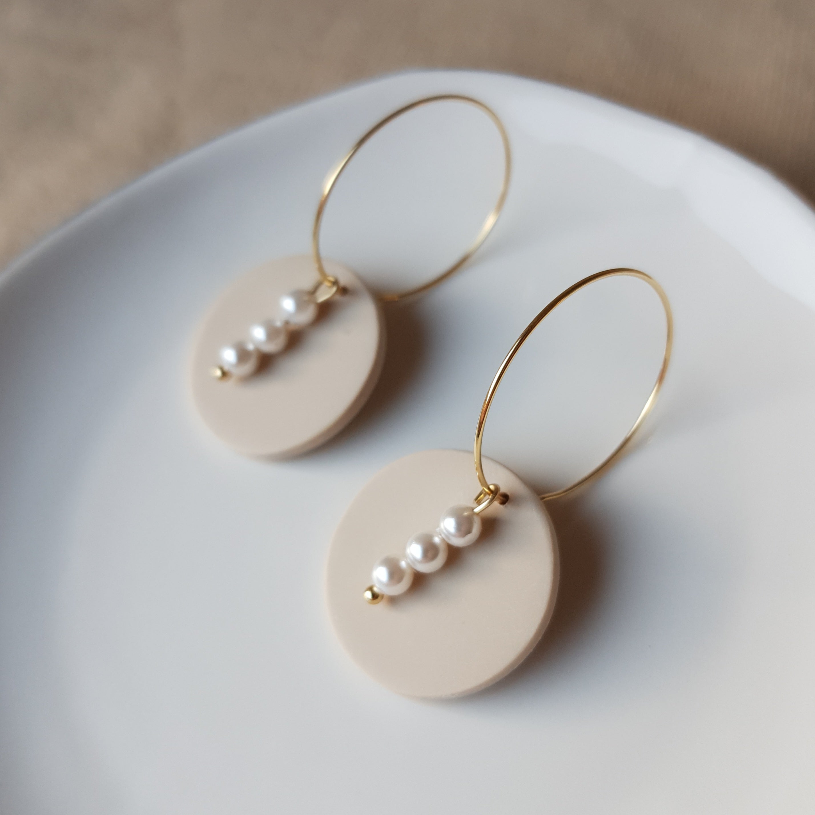 Neutral hoops with glass beads