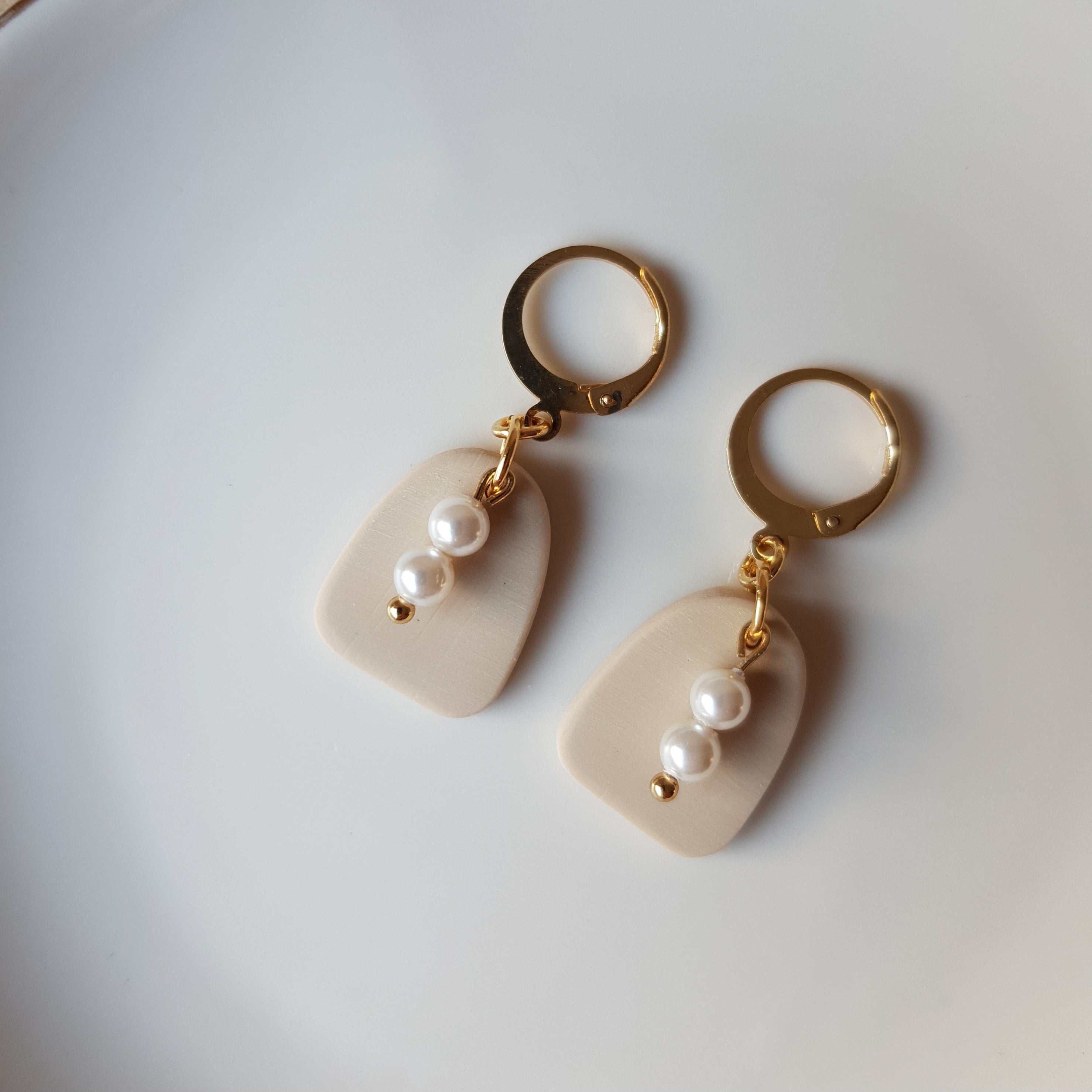 Neutral hoops earrings with glass beads