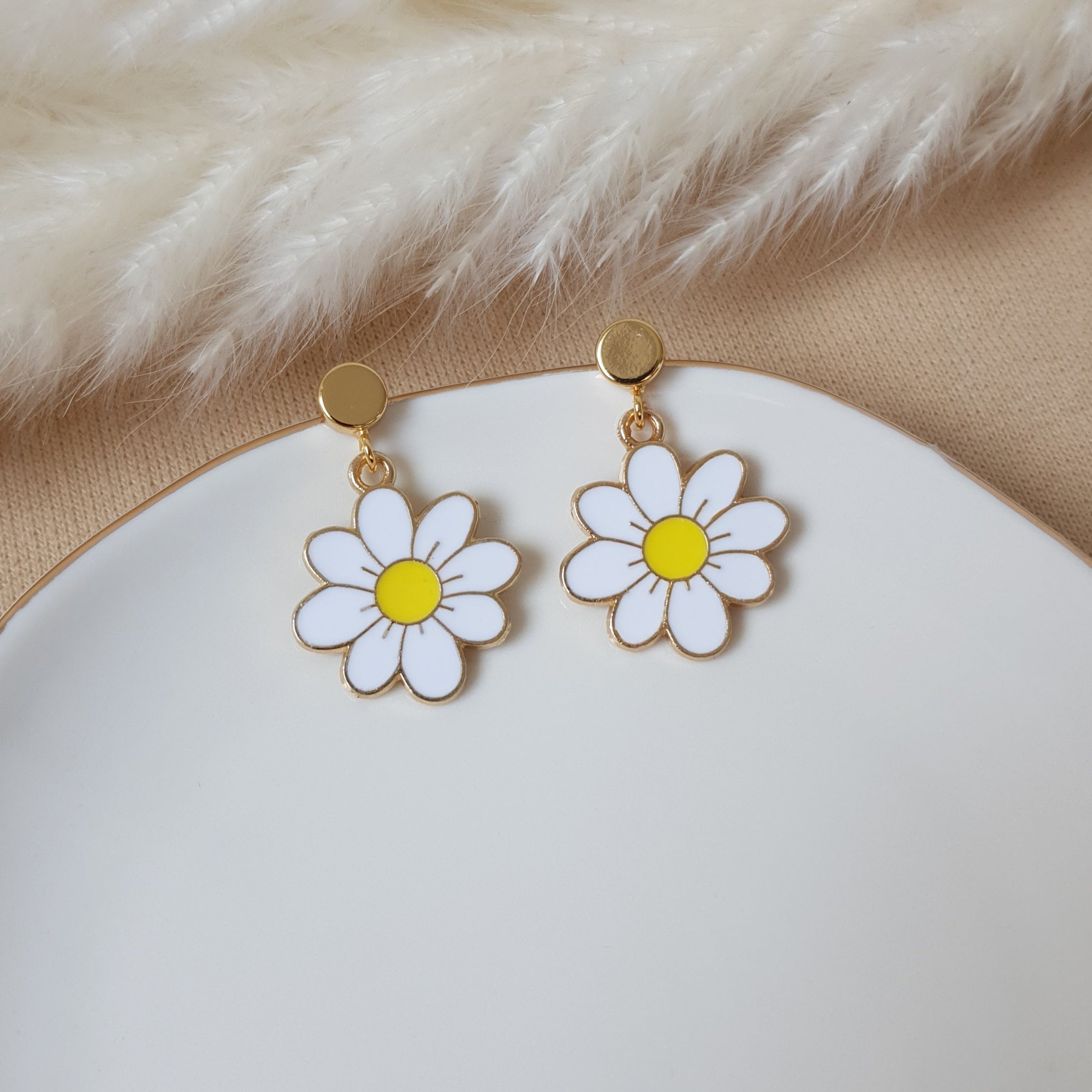 Daisy dangle earrings