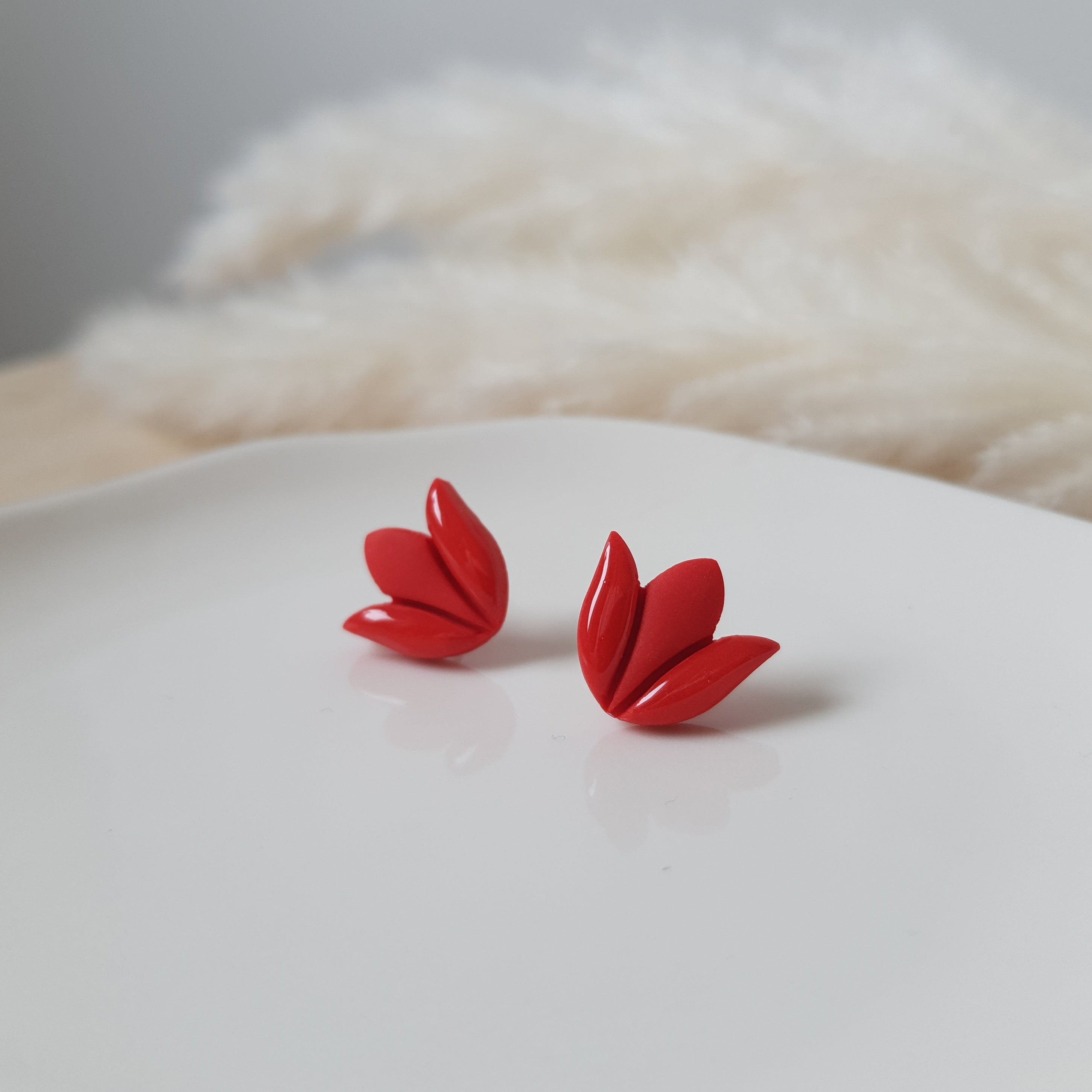 Red tulips stud earrings