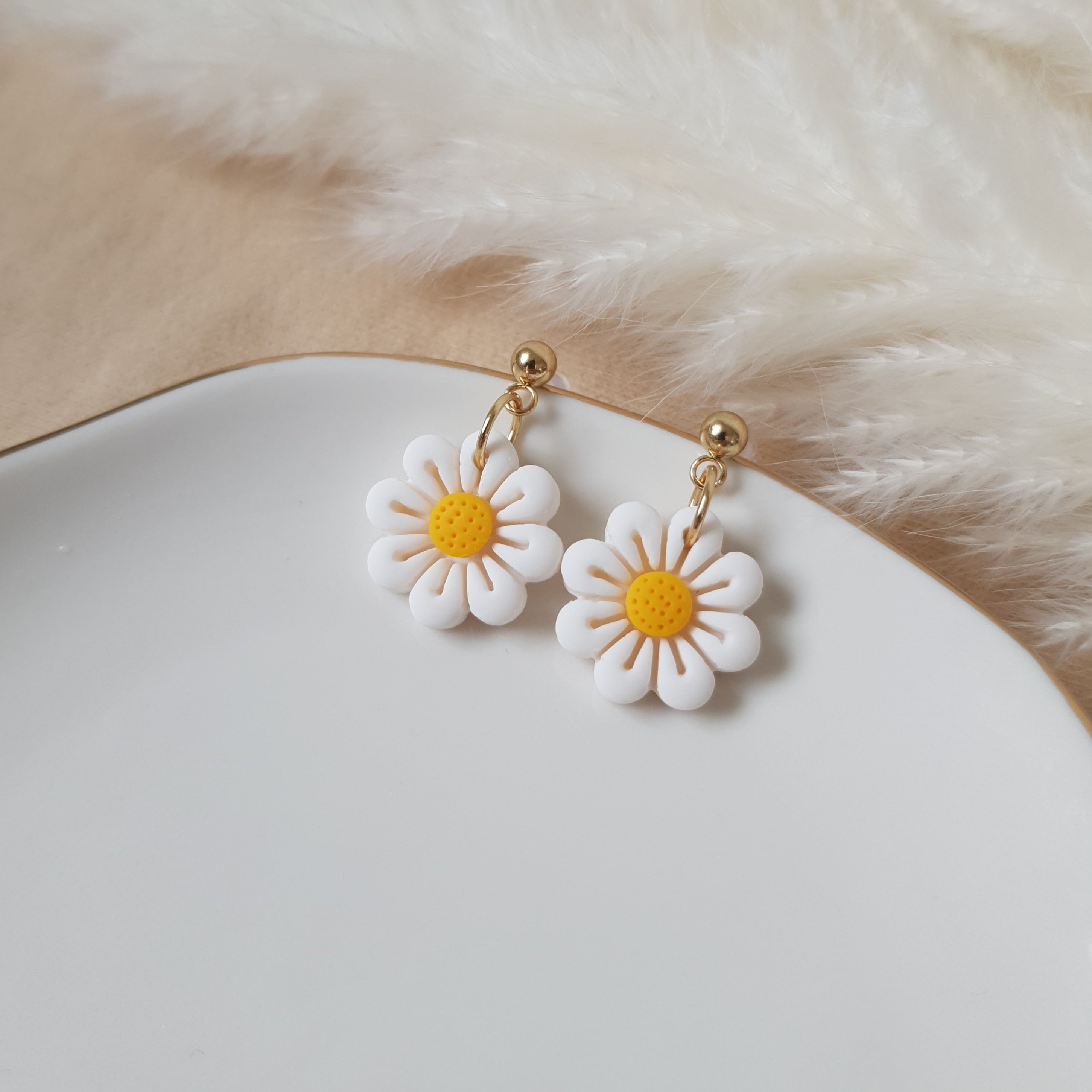 Daisy dangle earrings