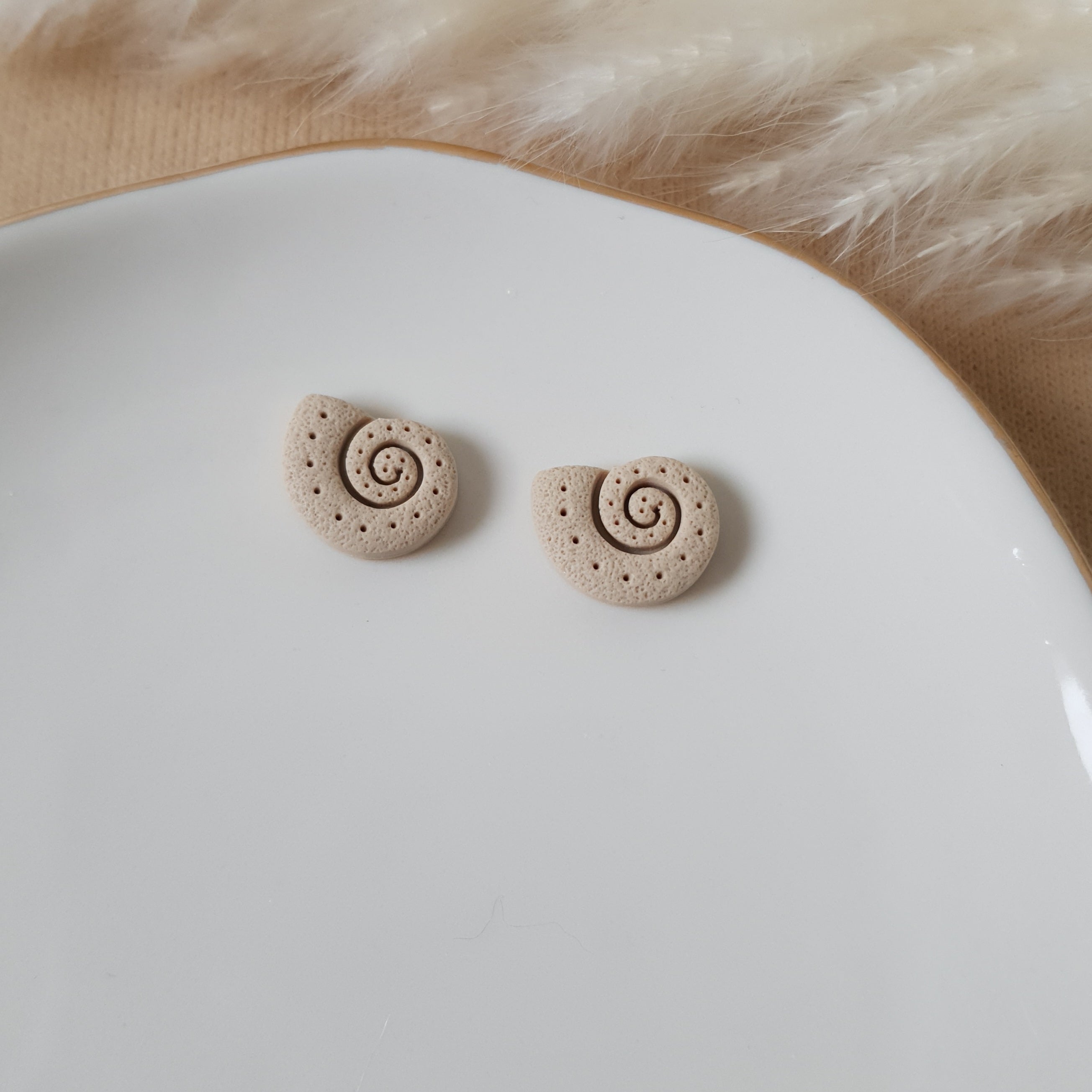 Sandy snail studs
