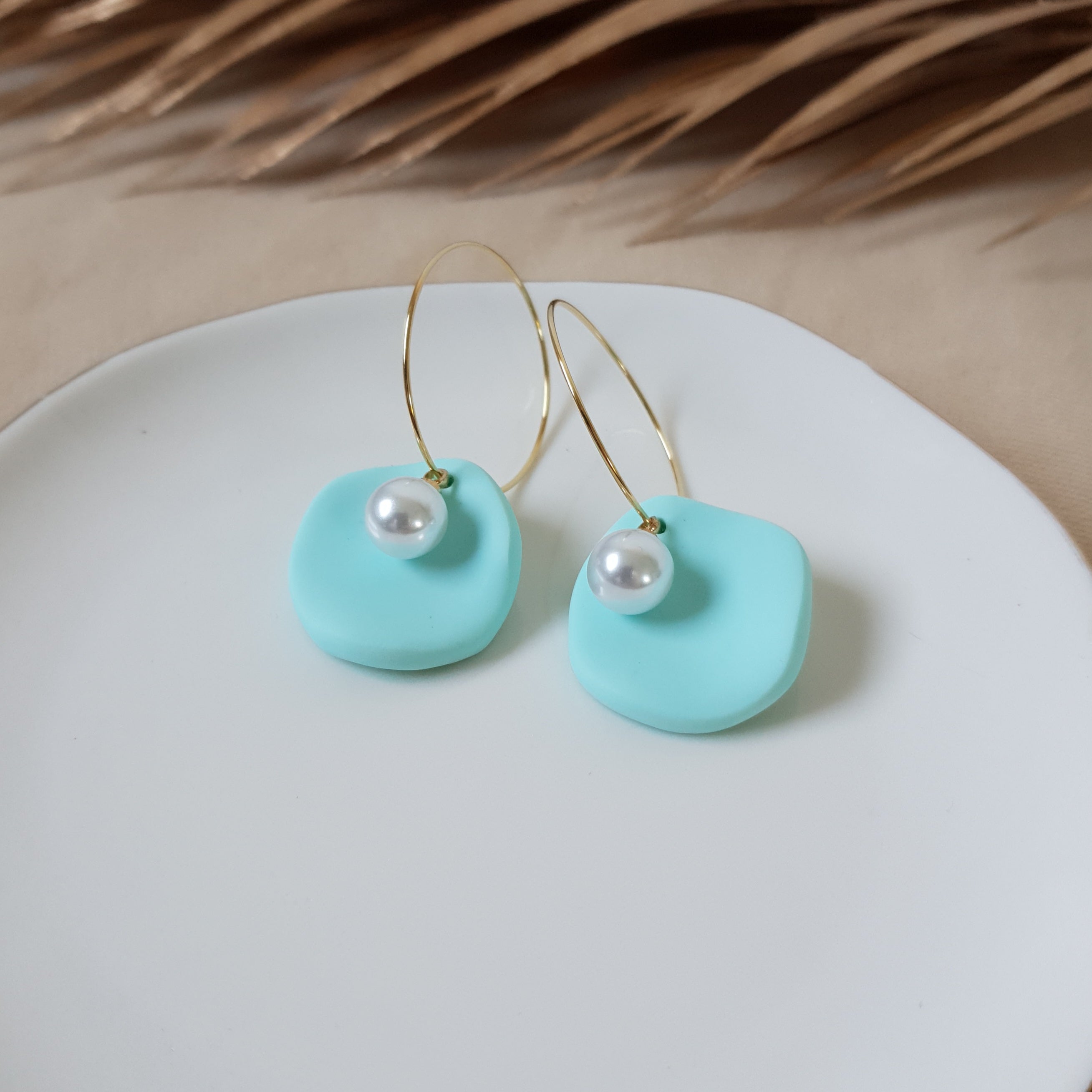 Minty leaf with pearl earrings