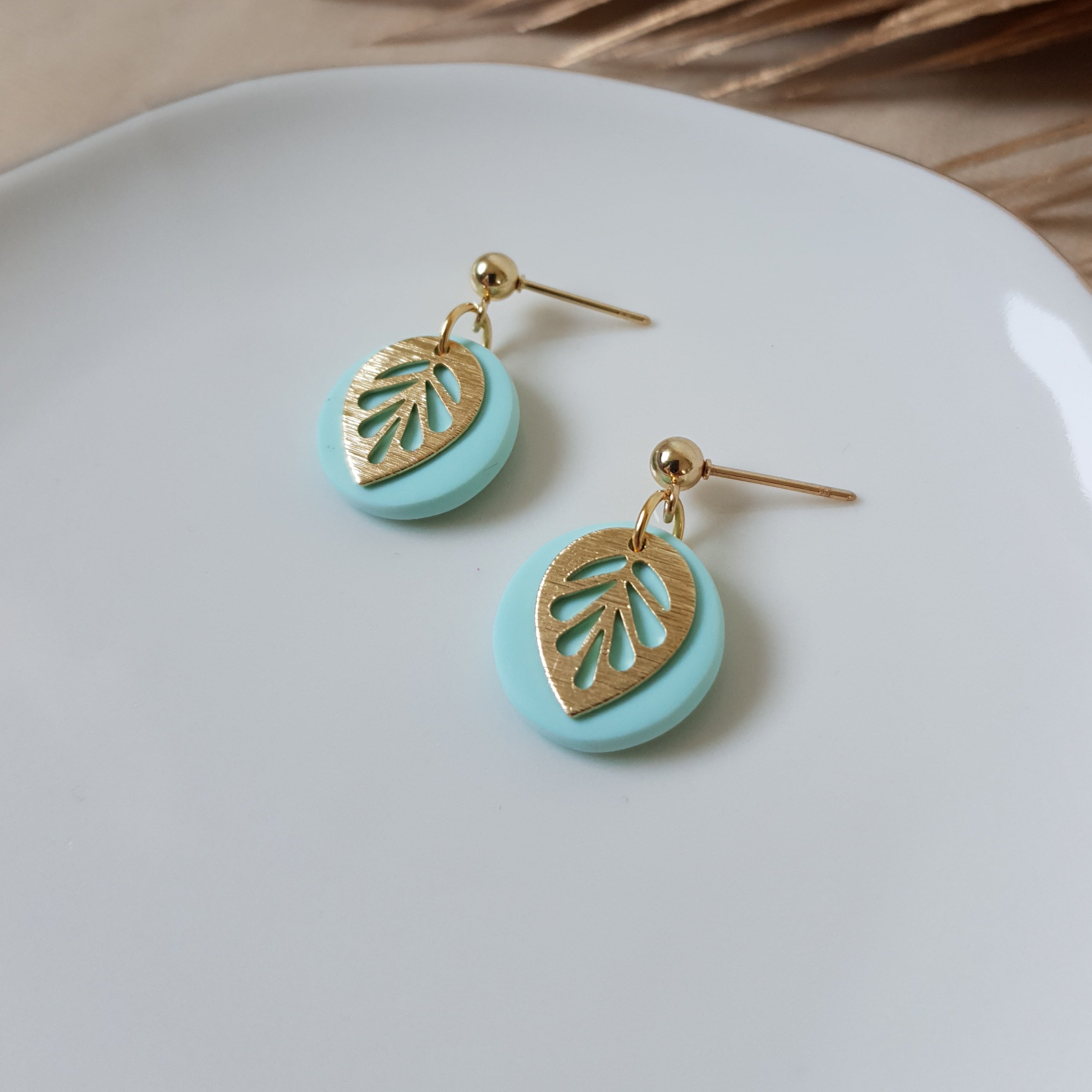 Golden leaf dangly earrings