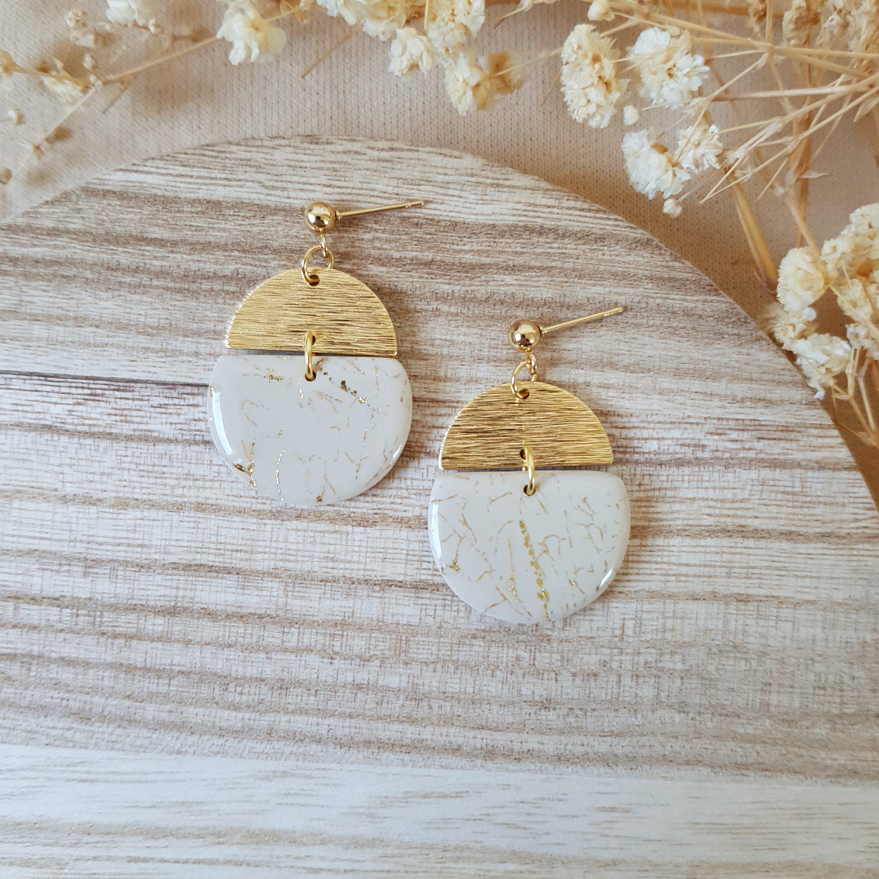 Beige and gold cracked earrings
