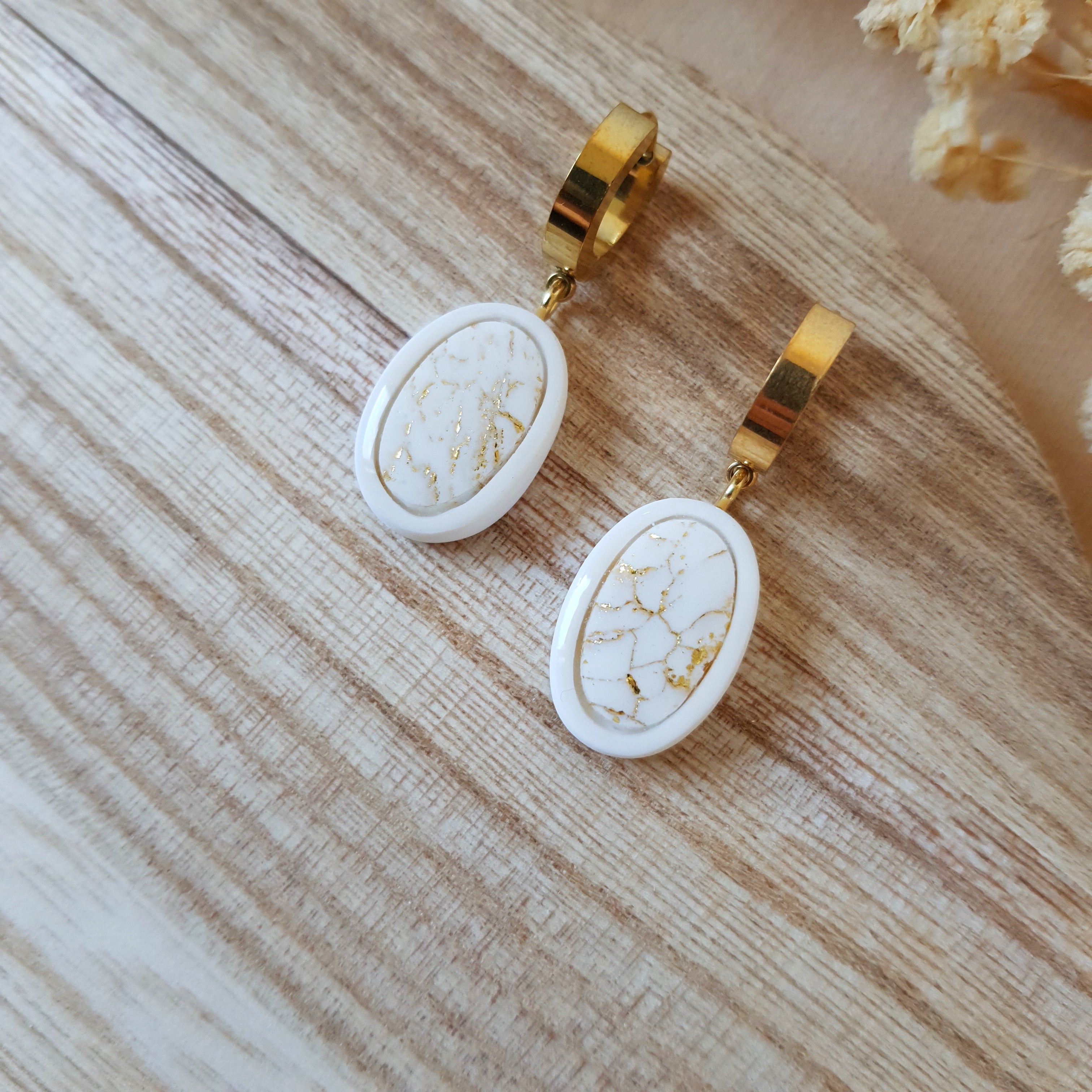 Oval cracked stone earrings